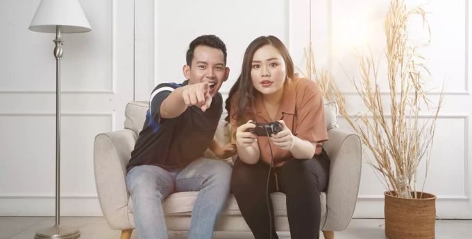 Zwei Gamer spielen ein Videospiel. Sogenannte Battle-Royale-Spiele sind derzeit sehr beliebt. Gaming Spenden Battle Royale