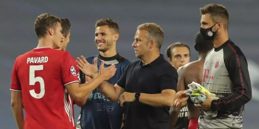 Bayern-Trainer Hans-Dieter Flick (M) gratuliert seinen Spielern zum Sieg gegen Olympique Lyon. Foto: Miguel A. Lopes/pool EPA via AP/dpa