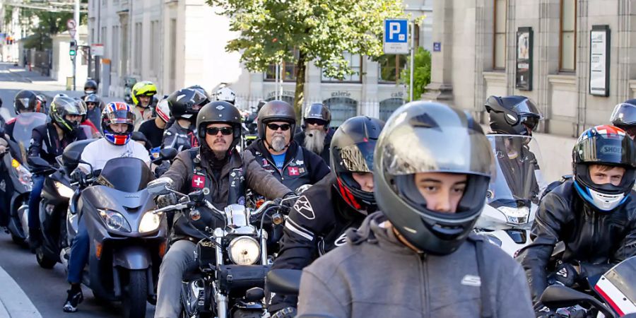 Dutzende Menschen haben in der Genfer Innenstadt am Samstag gegen den möglichen Abbau von rund viertausend Parkplätzen demonstriert.