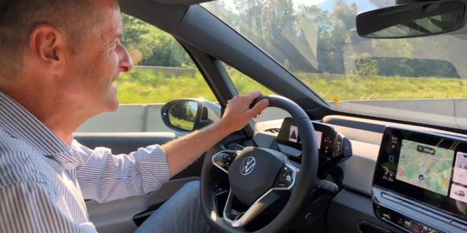 Herbert Diess mit dem VW ID.3 auf dem Weg nach Italien. VW ID.3