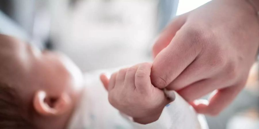 Frauen in Deutschland bekommen später und seltener Kinder. Foto: Fabian Strauch/dpa/Archivbild