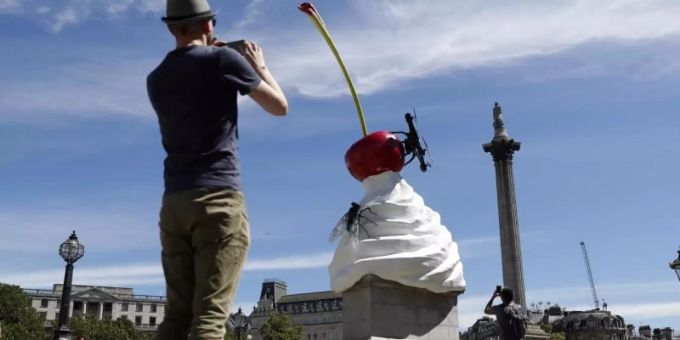 London - Schlagsahne mit Drohne: Skulptur auf dem Trafalgar Square