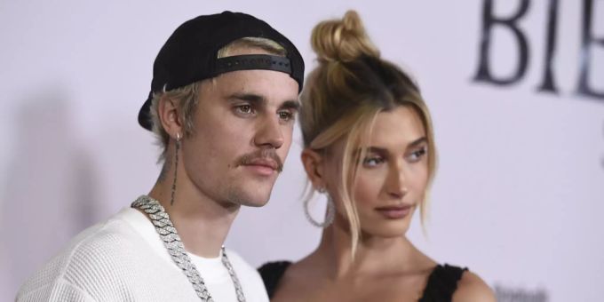 Der Sänger Justin Bieber und seine Frau Hailey Bieber fühlen sich dauernd von den Fans beobachtet. Justin Bieber