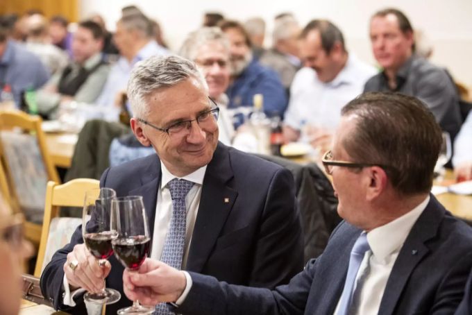 Nationalrat Andreas Glarner und Grossrat Rolf Jäggi, von links, während dem SVP-Kantonalparteitag im Gasthof Ochsen in Lupfig, am Mittwoch, 15. Januar 2019. Andreas Glarner SVP Aargau