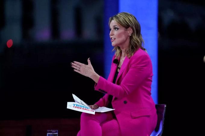 Savannah Guthrie, Moderatorin des Fernsehsenders NBC, spricht mit US-Präsident Trump (nicht im Bild) während einer Fragestunde mit Wählern im Perez Art Museum. US-Wahlen Trump Biden