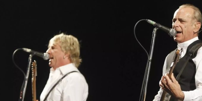 Die britische Band Status Quo (mit Francis Rossi, rechts, und Rick Parfitt, links) hat ihre Backbone Tour und somit auch das Konzert in Zürich absagen müssen. status quo