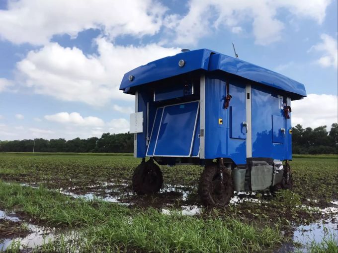 Ein weiterentwickelter Roboter-Prototyp von Projekt Mineral steht auf einem Feld. Google