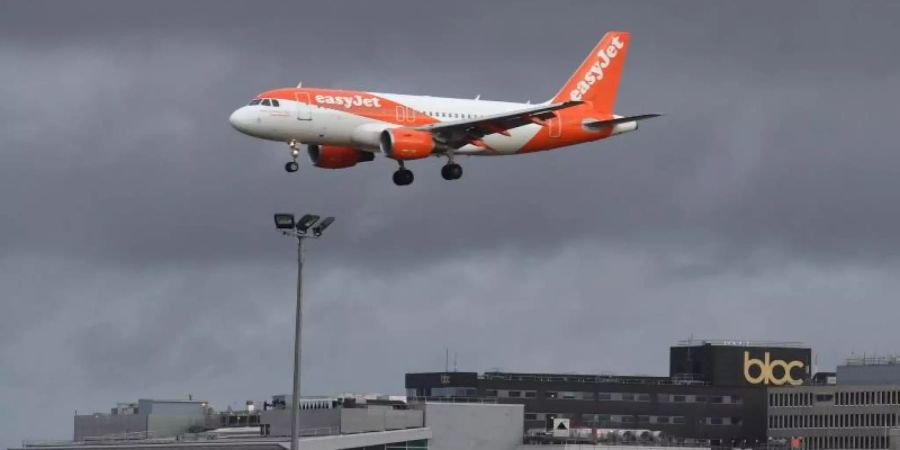 Für die Airlines sieht es momentan düster aus. Easyjet will seine Kapazitäten weiter zurückfahren als zunächst angekündigt. Foto: John Stillwell/PA Wire/dpa