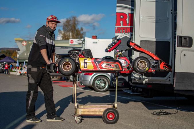 Mechaniker Adrian Wayandt lädt das Kart auf.