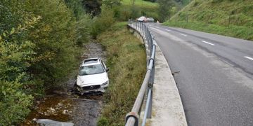 Autofahrer gerät mit seinem Fahrzeug in einen Bach