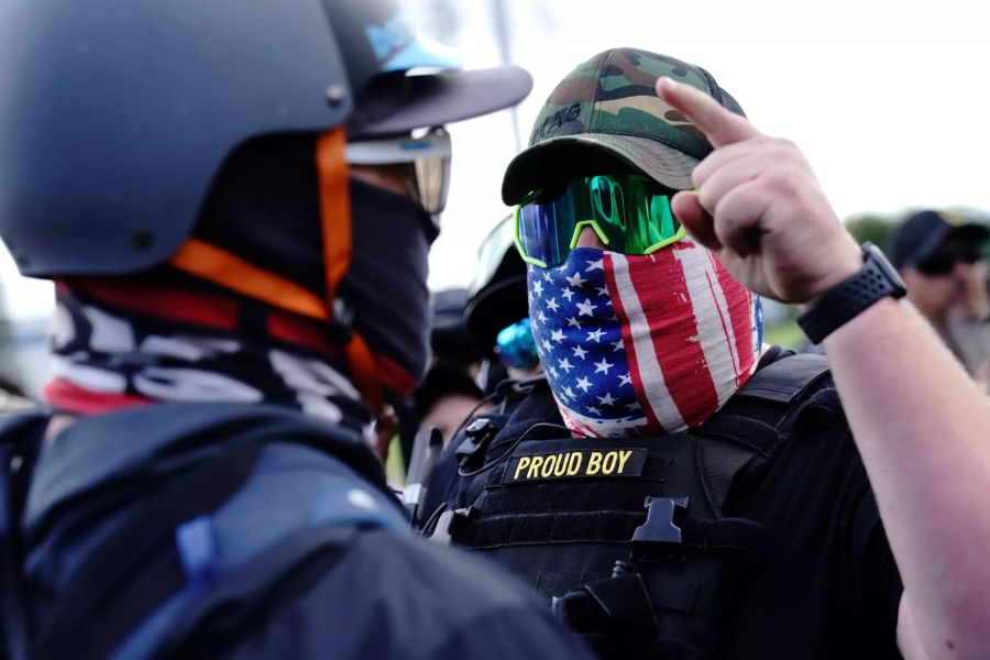 Ein rechter Demonstrant der Proud Boys (r) diskutiert mit einem Gegendemonstranten, während einer Kundgebung in Portland.