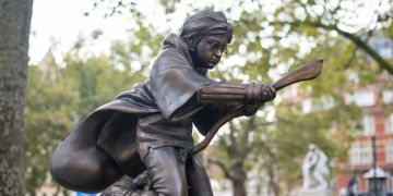 Harry Potter Statue