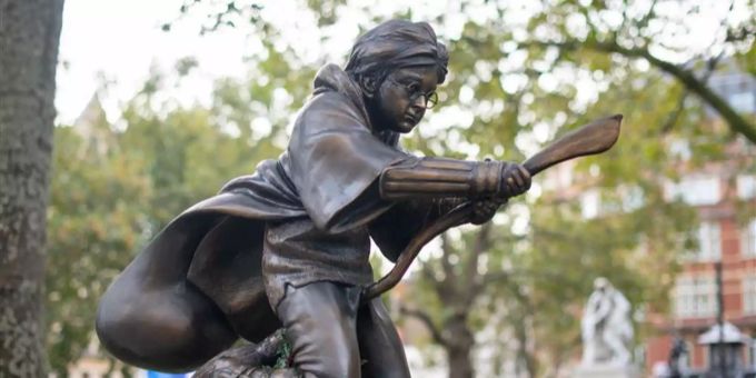 Die neue Harry-Potter-Statue in London. Harry Potter Statue