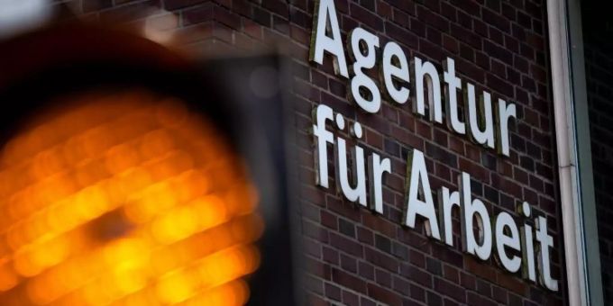 Die Zahl der Arbeitslosen in Deutschland ist trotz der Corona-Krise im September um 108 000 im Vergleich zum Vormonat gesunken. Foto: Sina Schuldt/dpa Die Zahl der Arbeitslosen in Deutschland ist trotz der Corona-Krise im September um 108 000 im Vergleich zum Vormonat gesunken. Foto: Sina Schuldt/dpa