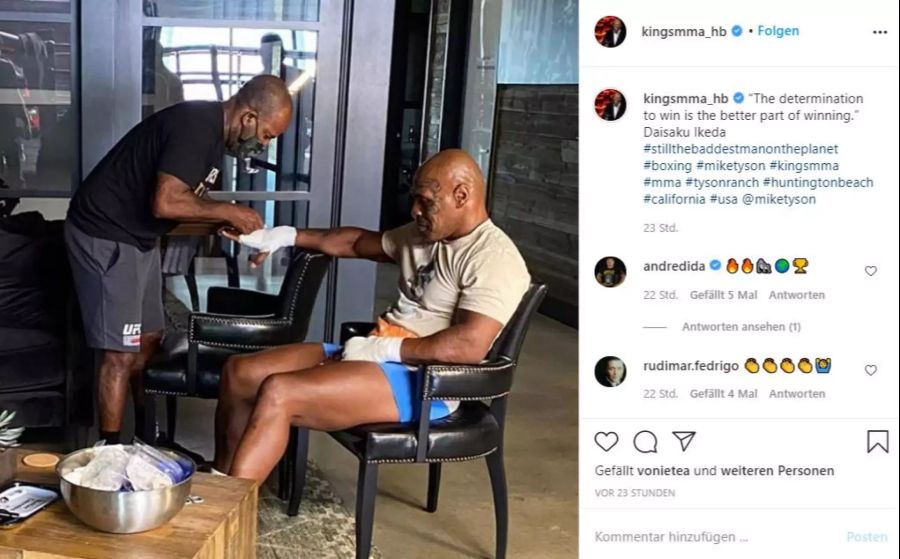 Trainer Rafael Cordeiro bereitet Mike Tyson auf ein Box-Training vor.