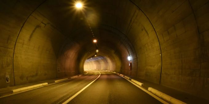 Fahrradfahrer in Tunnel von Auto angefahren