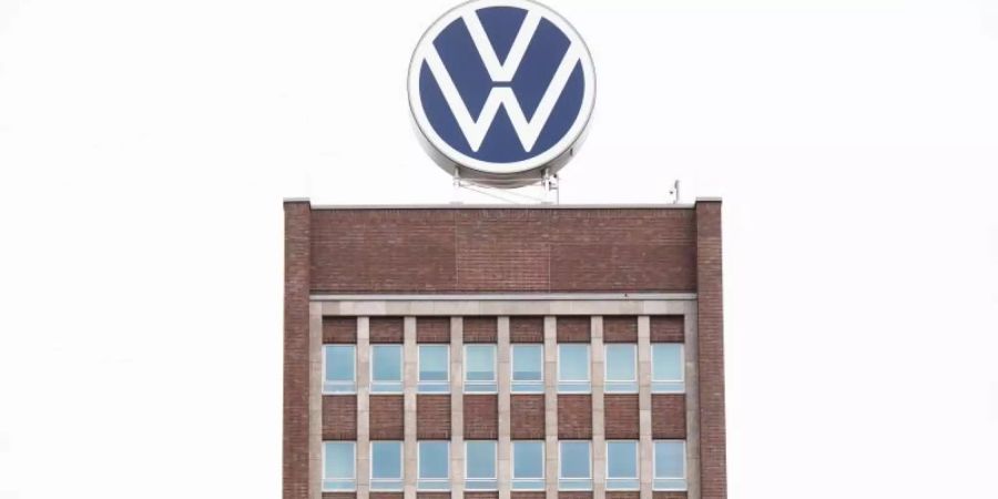 Markenhochhaus auf dem Gelände des Volkswagen Werkes. Eine Spitzel-Affäre hat beim weltgrössten Autobauer Volkswagen lange für Unruhe gesorgt. Foto: Julian Stratenschulte/dpa