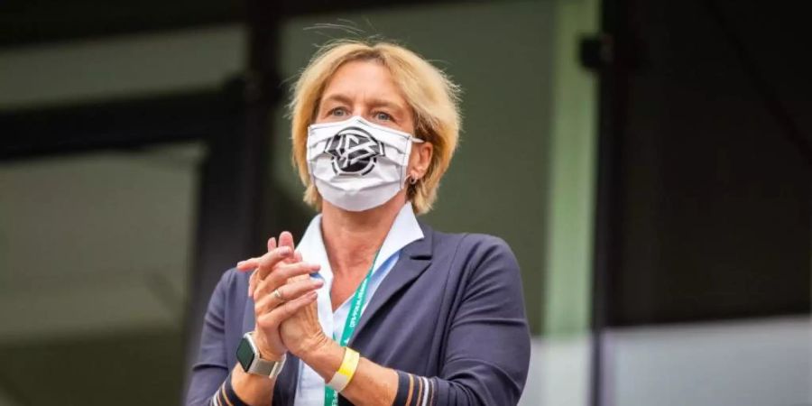Gönnt ihren Spielerinnen längere Erholungspausen: Frauen-Bundestrainerin Martina Voss-Tecklenburg. Foto: Marcel Kusch/dpa