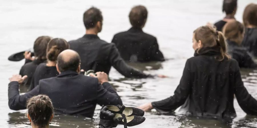 Kulturschaffende demonstrierten 2017 mit der Kunstperformance «sichtbarmachung» gegen Kürzungen bei der Kulturförderung. Mittlerweile steht vielen wegen des Lockdowns das Wasser bis zum Hals. Für Entscheidungsträger kommt die erste Statistik zur Kulturwirtschaft jetzt gerade recht. (Archivbild)