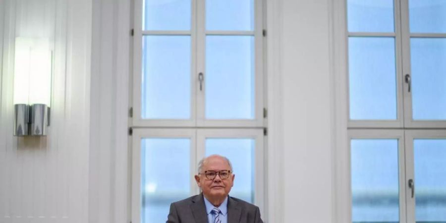Der Sonderberater Jerzy Montag (Bündnis 90/Die Grünen) des Landtagsausschuss für Recht, Verfassung und Gleichstellung bei der Vorstellung des Abschlussberichts im Fall Oury Jalloh. Foto: Klaus-Dietmar Gabbert/dpa-Zentralbild/dpa
