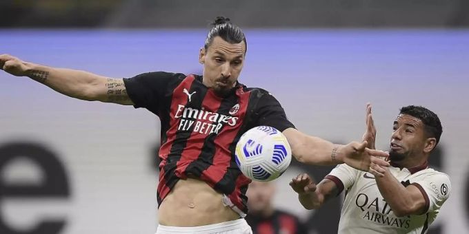 Zlatan Ibrahimovic (l) vom AC Mailand und Bruno Peres vom AS Rom kämpfen um den Ball. Foto: Fabio Ferrari/LaPresse/AP/dpa Trabzonspor Bruno Peres