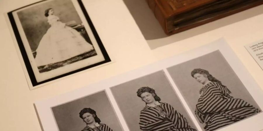 Die Ausstellung «Sisi privat» in Köln zeigt die persönlichen Fotoalben der österreichischen Kaiserin. Foto: Oliver Berg/dpa