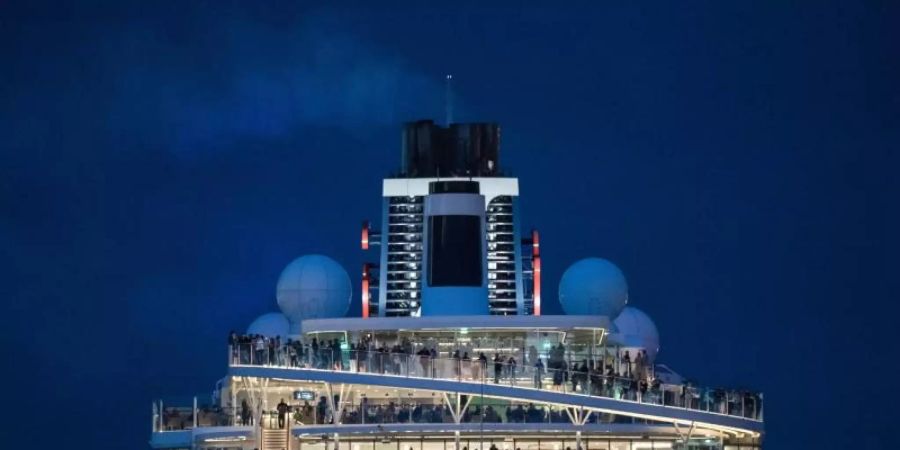 «Mein Schiff 2» von Tui Cruises im Hamburger Hafen. Die deutschen Anbieter Tui Cruises und Hapag-Lloyd Cruises landeten bei der Bewertung durch den Nabu im oberen Drittel. Foto: Daniel Bockwoldt/dpa