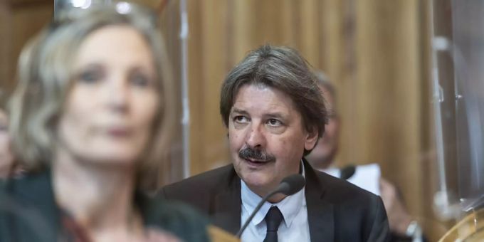 Der Ständerat hat am Donnerstag das Covid-19-Gesetz gutgeheissen. Damit gibt es neu eine Härtefallklausel für Unternehmen. Paul Rechsteiner (SP/SG), Präsident der Gesundheitskommission, fühlte den Zeitdruck beim Beraten der Vorlage. covid-19-gesetz
