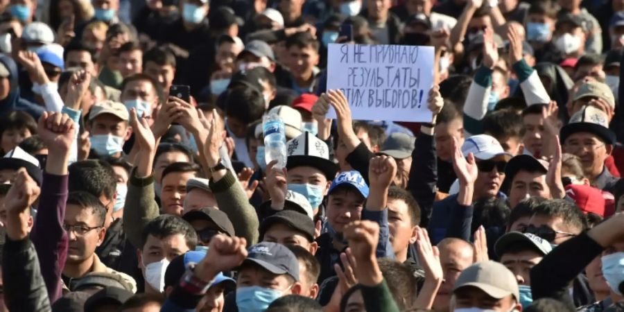 Demonstranten protestieren gegen das Wahlergebnis in Bischkek