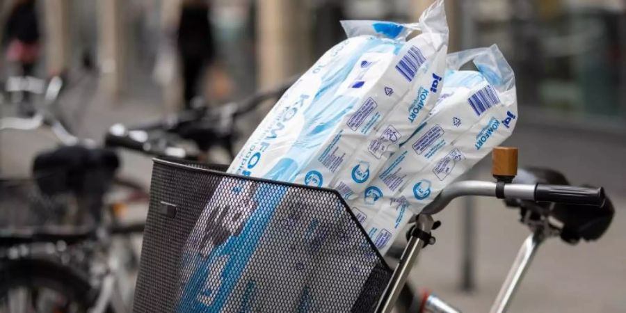 Zu Beginn der Corona-Krise kam es bei Toilettenpapier zu Hamsterkäufen. Foto: Daniel Karmann/dpa