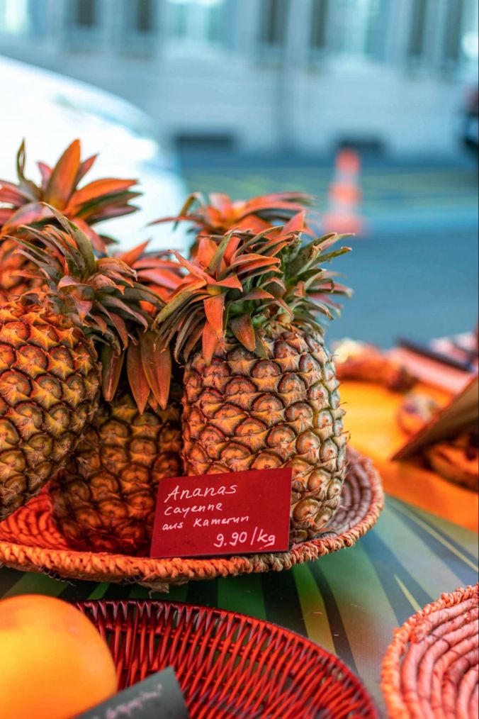 Auch für Exotische-Herzen etwas dabei: Fairtrade-Stand beim Gemüsemarkt Aarau.