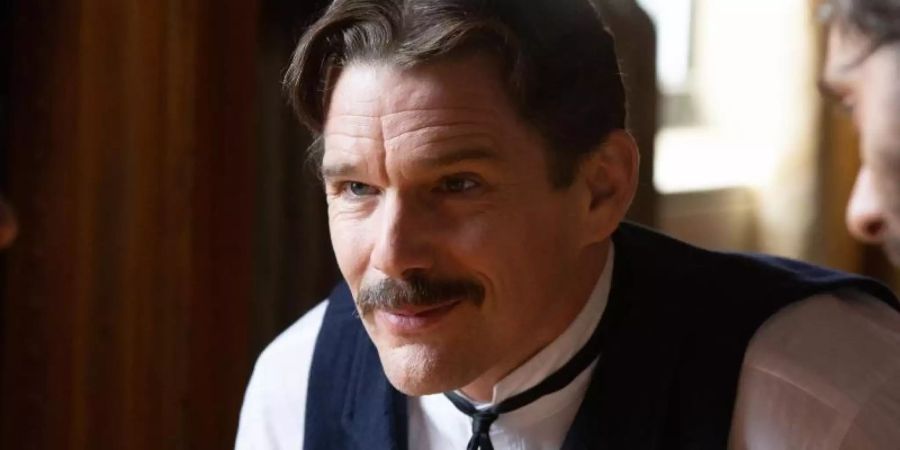 Nikola Tesla (Ethan Hawke) ist einer der Pionier der Elektrifizierung. Foto: Cara Howe/Leonine/dpa