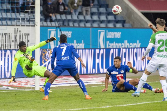 Lawrence Ati Zigi (links) hält gegen den FC Luzern den Punkt für St.Gallen fest. FC Luzern FCSG