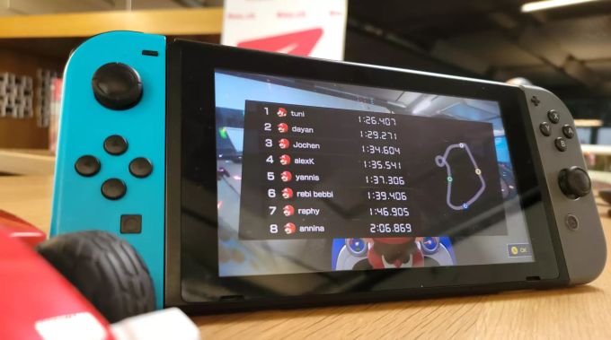 Das Zeitfahren mit dem Scoreboard ist eine amüsante Art, gegeneinander anzutreten. Mario Kart Home Circuit