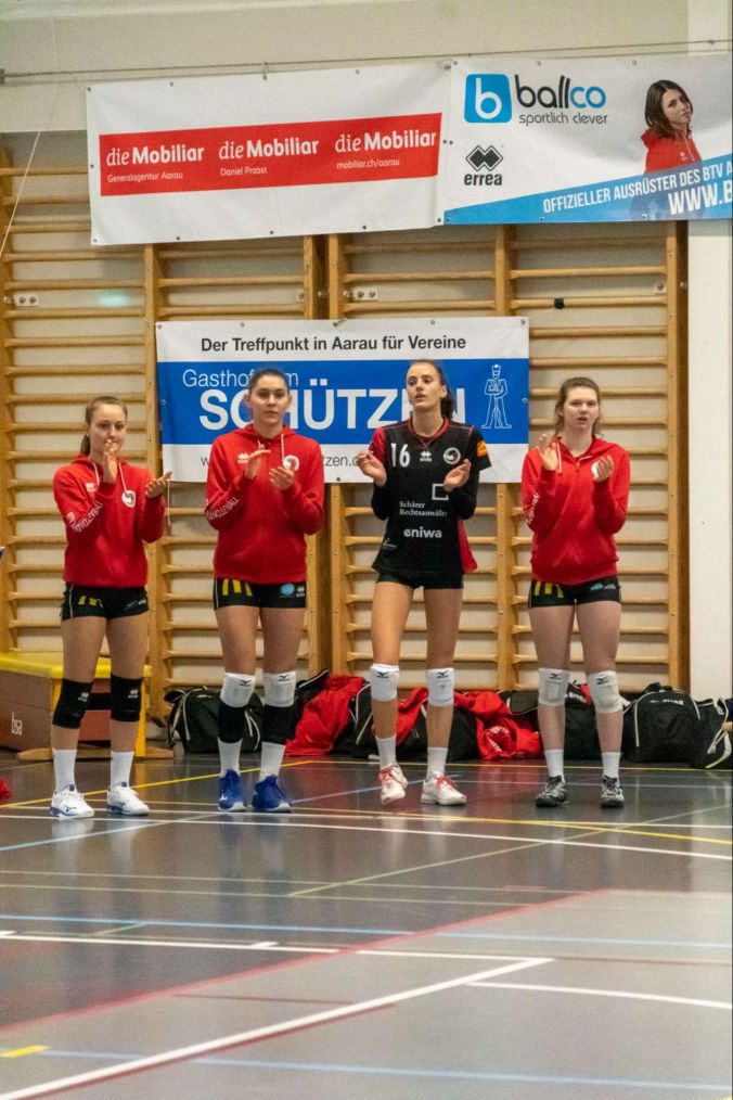 Die restlichen Spielerinnen feuern ihr Team an.