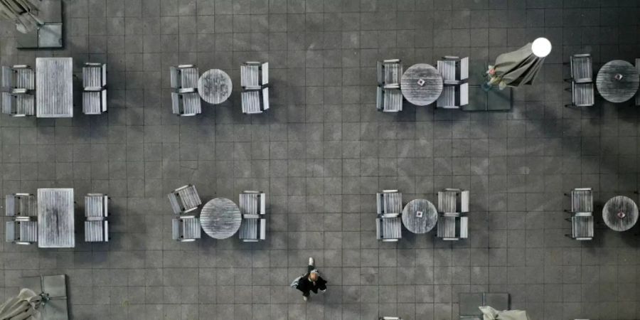 Leere Restauranttische im Mai in Essen