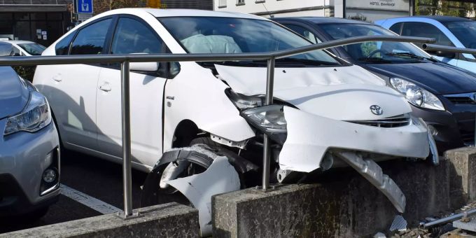 Alkoholisierter Autofahrer verursacht Selbstunfall. Alkoholisierter Autofahrer verursacht Selbstunfall