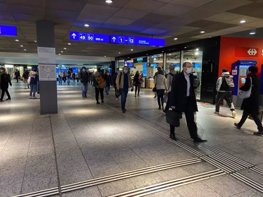 Die Maskenpflicht gilt am Bahnhof in Bern jetzt auch auf den unterirdischen Gängen.