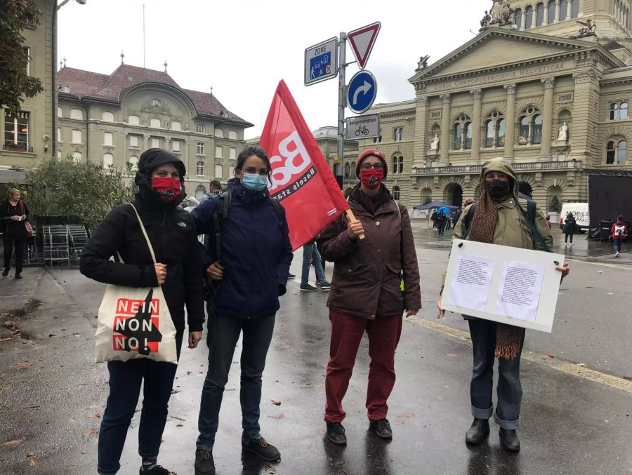 Die Basler Grossrätin Tonja Zürcher (zweite von r.) an der Demo auf dem Bundesplatz.