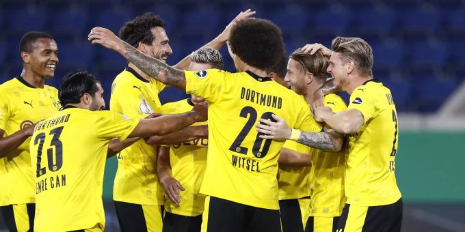 Die Dortmunder beglückwünschen Marco Reus nach dessen Treffer zum 5:0 im DFB-Pokalspiel gegen Duisburg. BVB