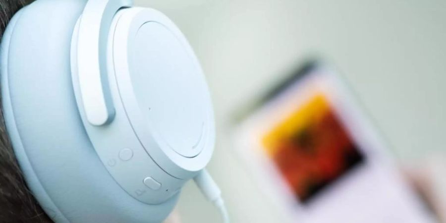 Handytarife, bei denen bestimmte Dienste etwa für Musik-Streaming von einer Tempo-Drosselung ausgenommen werden, verstossen nach einem Urteil des Europäischen Gerichtshofs gegen EU-Recht. Foto: Franziska Gabbert/dpa-tmn/dpa