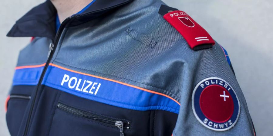 Schübelbach SZ: Fussgängerin bei Kollision mit Motorrad verletzt