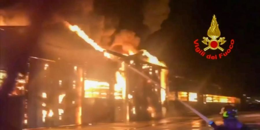 16 Feuerwehrteams kämpften gegen die Flammen