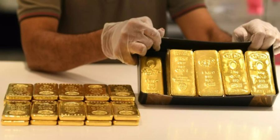 Händler in Dubai bietet Goldbarren an