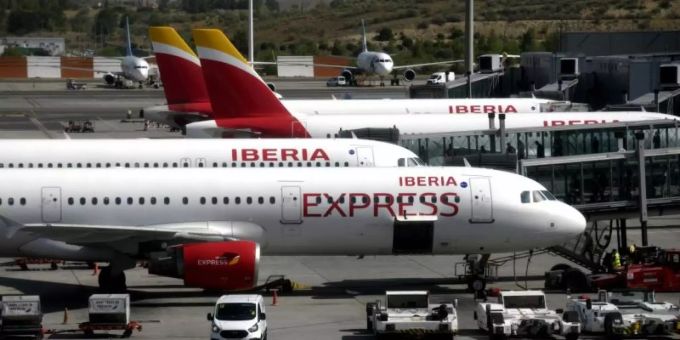 Maschinen der Fluggesellschaft Iberia Express am Madrider Flughafen. flug