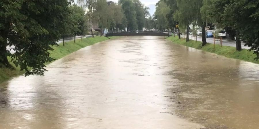 Im Kanton St. Gallen beschäftigten die Regenfälle die Feuerwehren. Sie wurden in rund 50 Gemeinden aufgeboten. Im Bild der Rheintaler Binnenkanal.