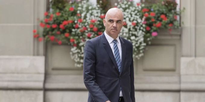 Bundesrat Alain Berset schreitet zu den Von-Wattenwyl-Gesprächen, am Freitag, 28. August 2020, in Bern. alain berset