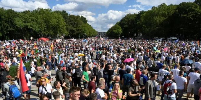Zehntausende demonstrieren in Berlin. berlin