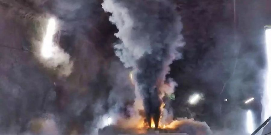Ein Batteriemodul eines Elektroautos entwickelt beim Brand grosse Mengen von Russ, in dem sich giftige Metalloxide befinden. (Bestmögliche Bildqualität). Foto: Amstein+ Walthert Progress AG/Empa/dpa