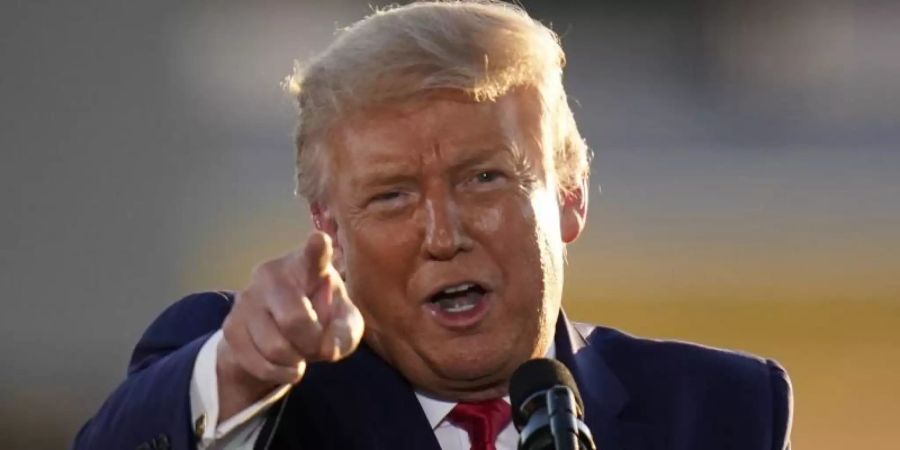Donald Trump spricht während einer Wahlkampfkundgebung am Regionalflughafen Manchester-Boston. Foto: Charles Krupa/AP/dpa